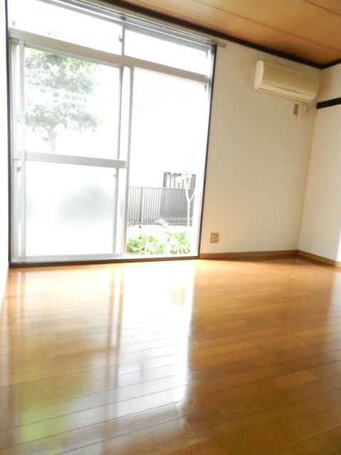 Living and room. Day good rooms