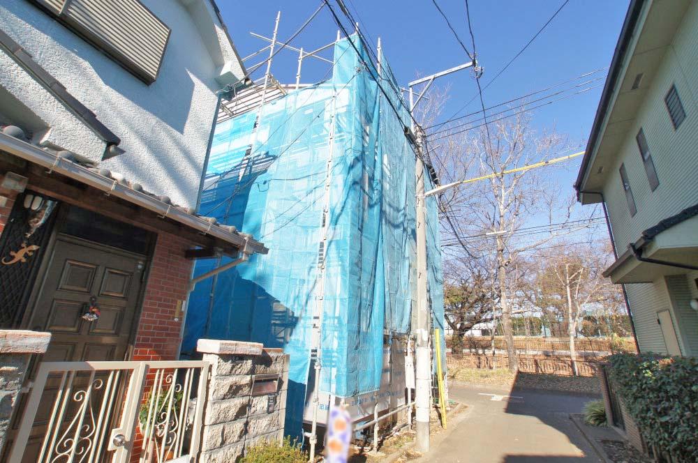 Local photos, including front road. There are ventilation has become in the northeast corner lot wind good.