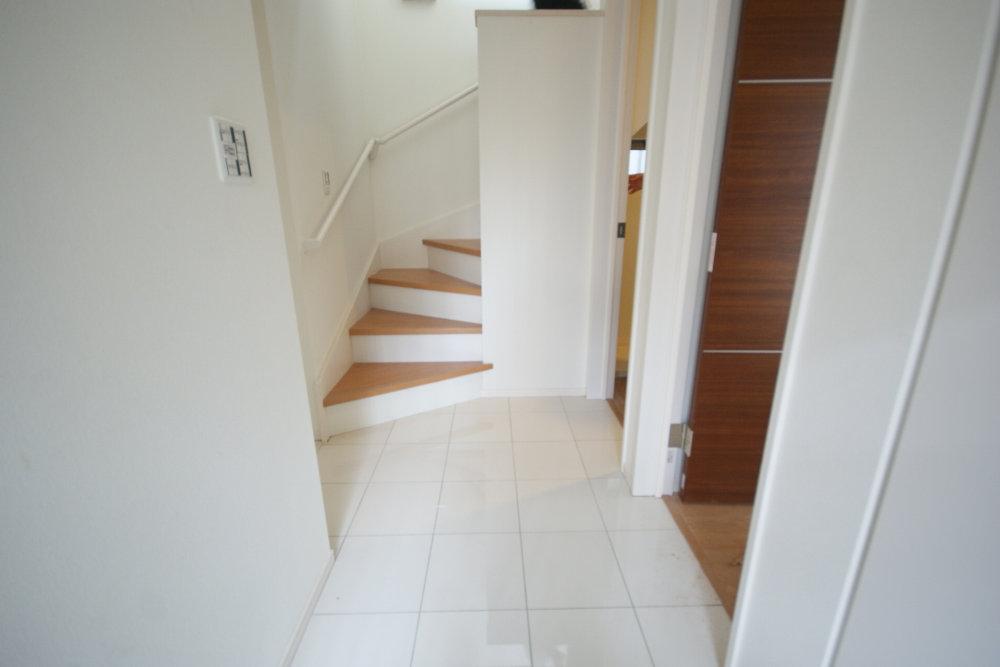 Same specifications photos (Other introspection). Hall part is there is stuck floor tile. (Example of construction)