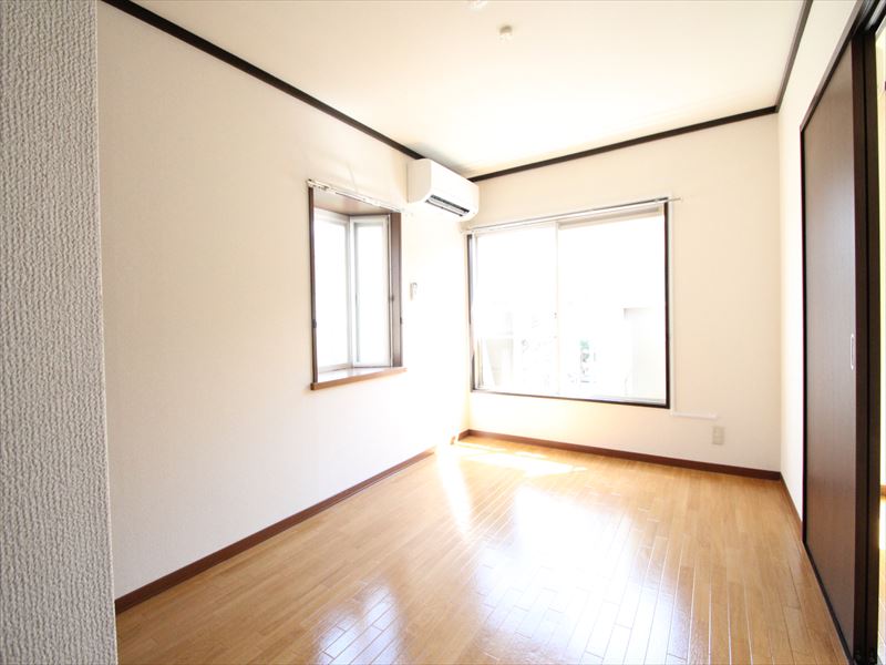 Living and room. It contains the light bright from window