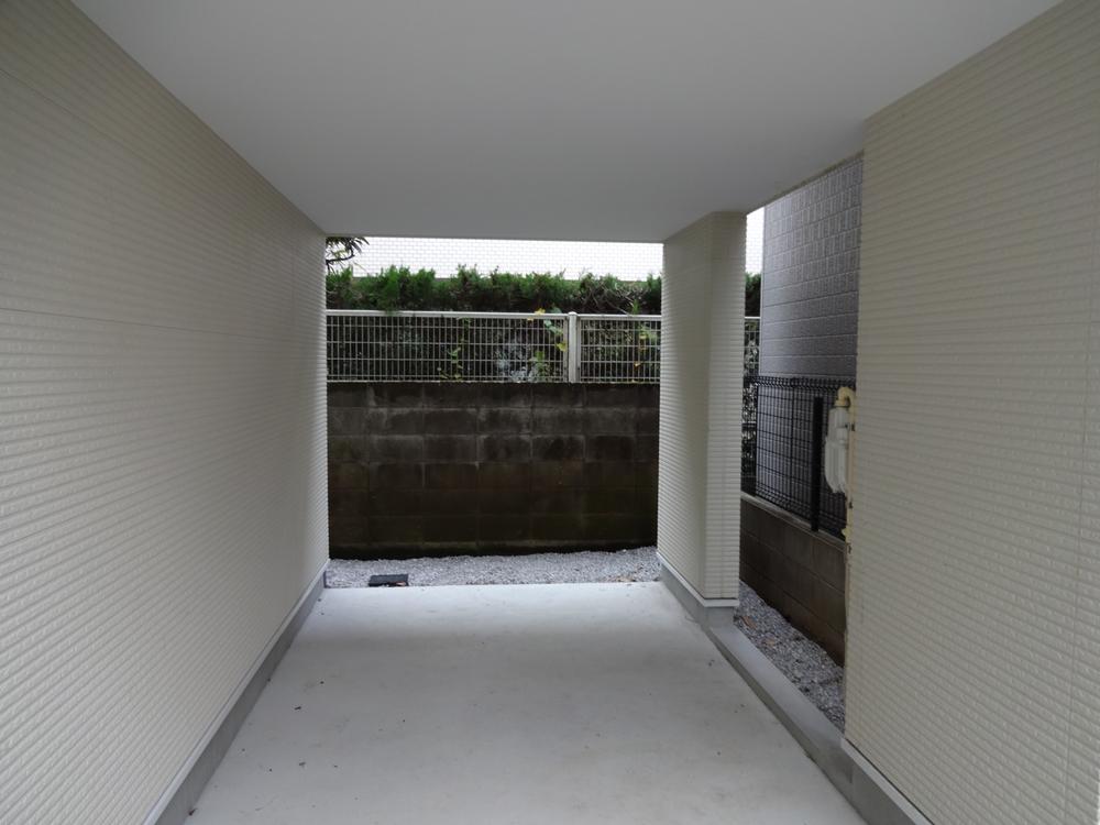 Parking lot. Local (08 May 2013) Shooting