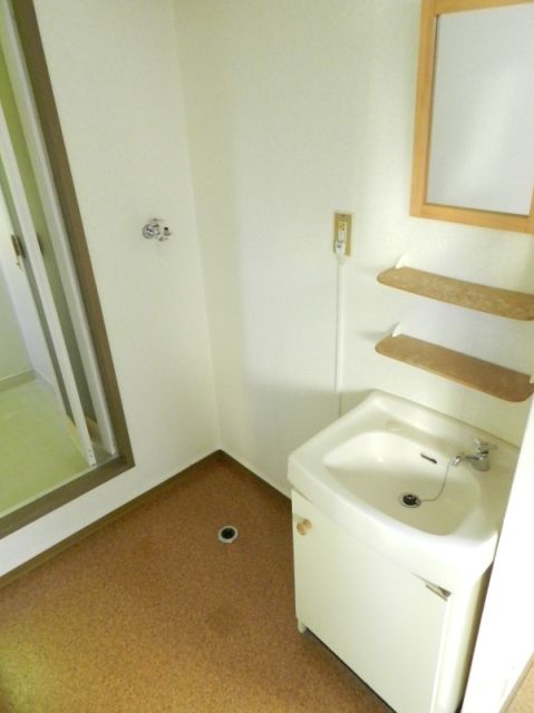 Washroom. Independent wash basin and washing machine Storage