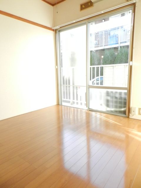 Living and room. 4.5 Pledge of flooring