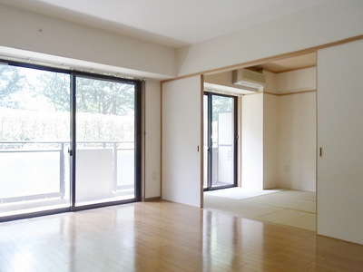 Living and room. Air conditioning in the living room ・ Floor heating equipped