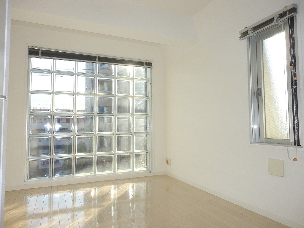Living and room. South room is the glass block window ☆