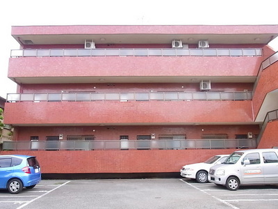 Building appearance. On-site parking
