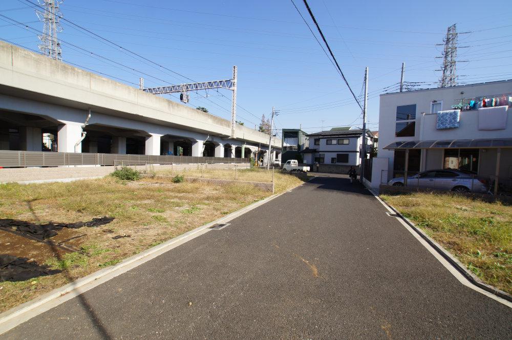 Local photos, including front road. For the development road, Living environment is good. By all means please see once. 