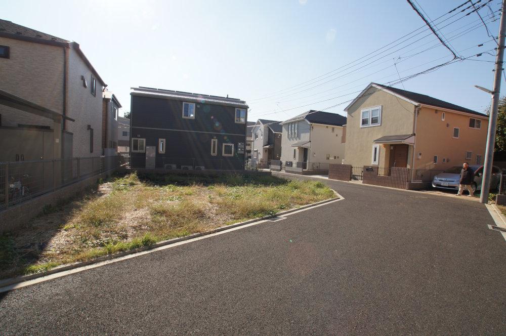 Local photos, including front road. Southeast corner lot ・ There are still 3 compartments of the south road from the northwest corner lot. 