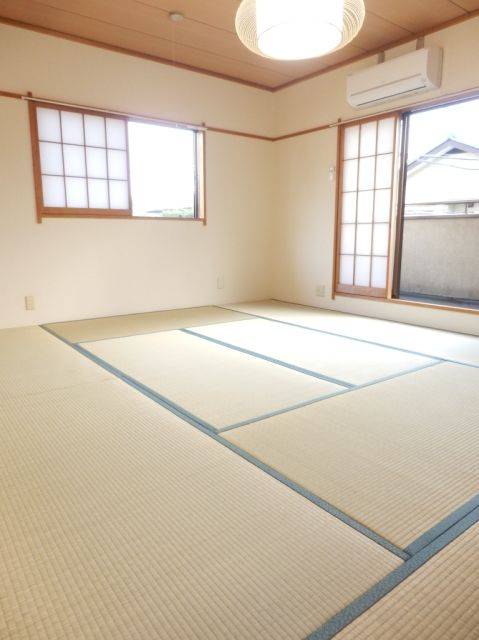 Living and room. Japanese-style room is spacious 10 Pledge! 