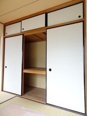 Receipt. It is housed with a upper closet.