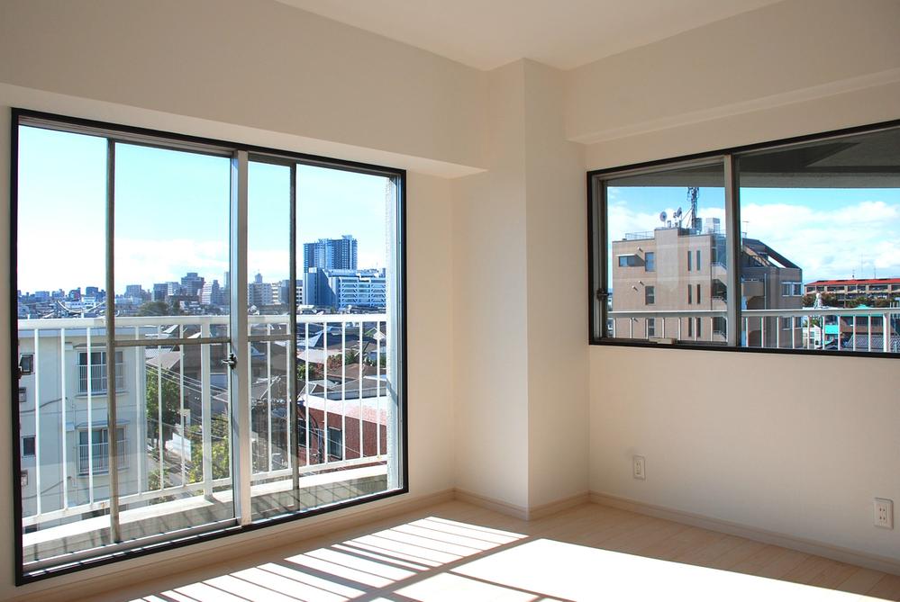 Non-living room. Indoor (12 May 2013) Since the shooting southwest corner lot sunny