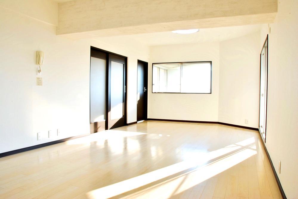 Living. It is a good property of per yang southwest corner lot. LDK spacious 21.5 Pledge!