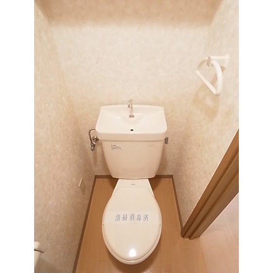 Toilet. A thing of the B-1