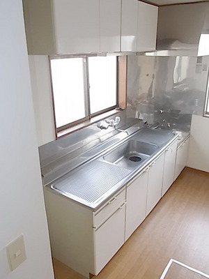 Kitchen. Wide sink attractive! You can plenty of cuisine