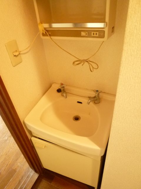 Washroom. Wash basin