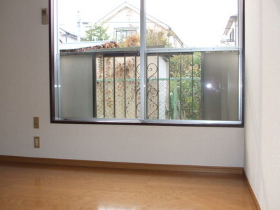 Living and room.  ☆ Bright sunlight from the windows in the living room!  ☆