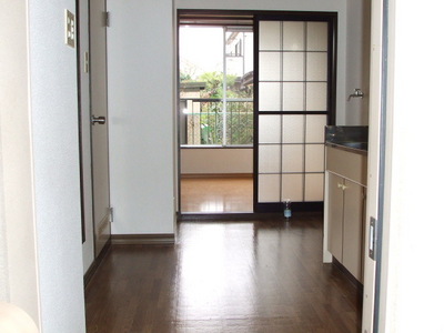 View.  ☆ To the living room from the kitchen ☆