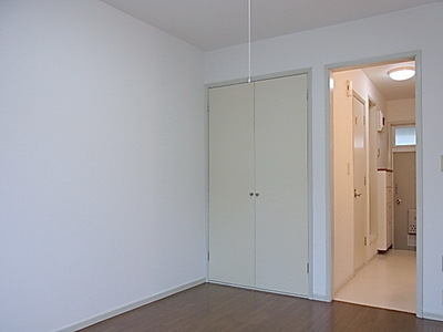 Other room space. Sunny Western-style 6 Pledge