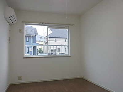 Living and room. Facing south Sunny Western-style 6 Pledge