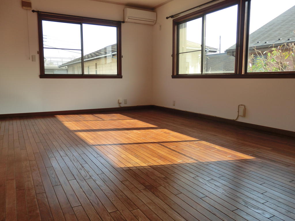 Living and room. Second floor Western-style east