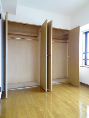 Receipt. Large storage of wall-to-wall