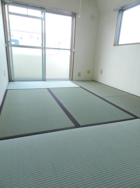 Living and room. It is a corner room