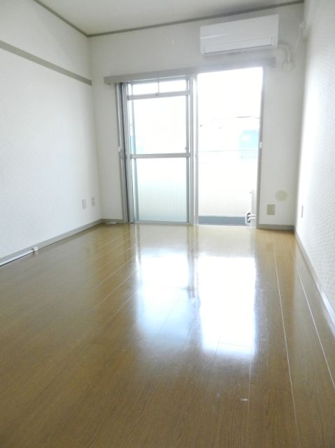 Living and room. 6 Pledge is of 1R