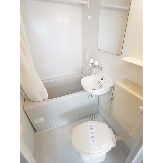 Bath. Three-point unit bus