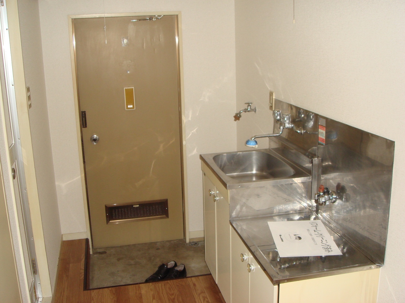 Kitchen. Gas stove OK