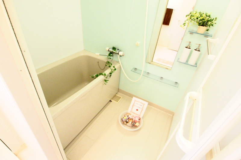 Bath. Yutarri and the bathroom (reference photograph)