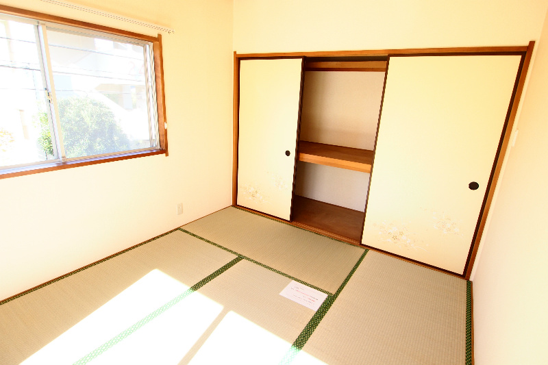 Receipt. Storage is also useful in the Japanese-style room