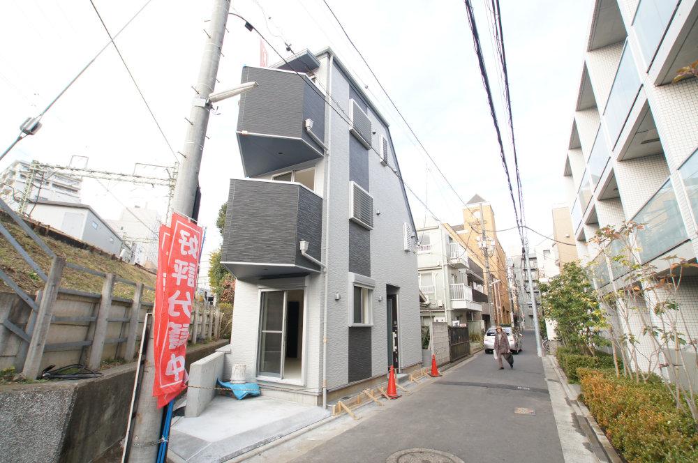 Local photos, including front road. Front road traffic also less, Small children is also safe.