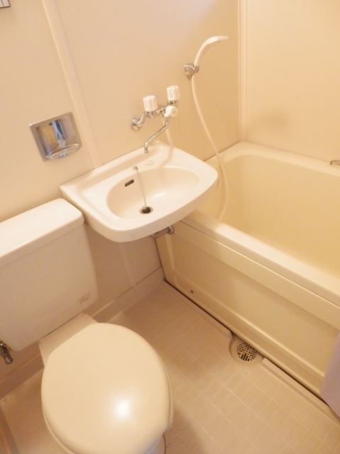 Bath. 3-point unit bus washbasin