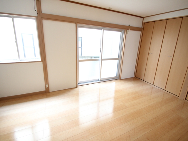 Living and room. LDK is very bright with two faces window