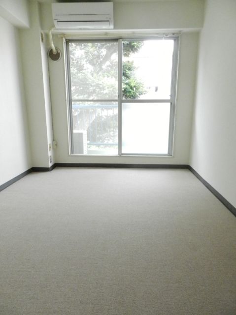 Living and room. 6 Pledge is of 1R