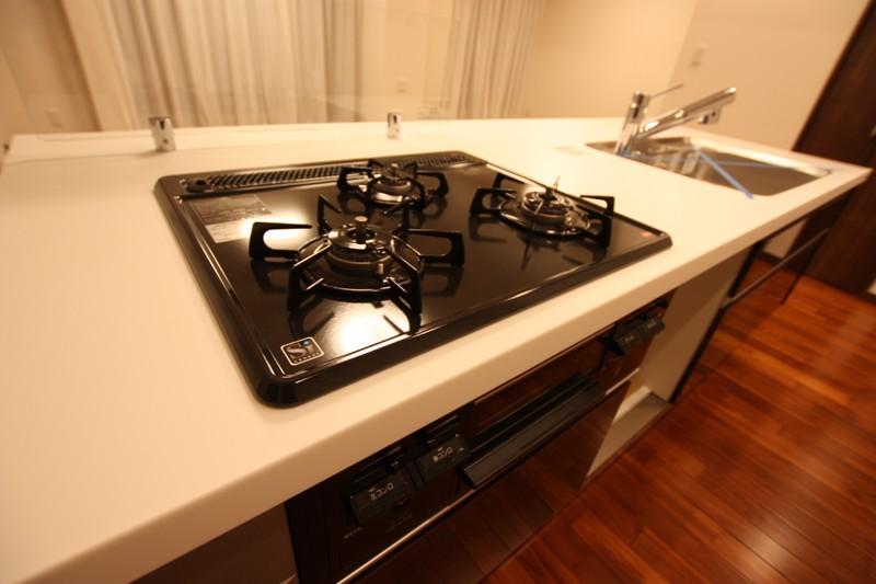 Kitchen. 3-burner stove system Kitchen