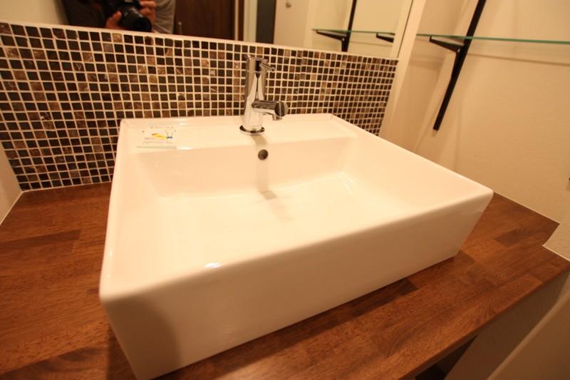 Wash basin, toilet. Stylish wash basin