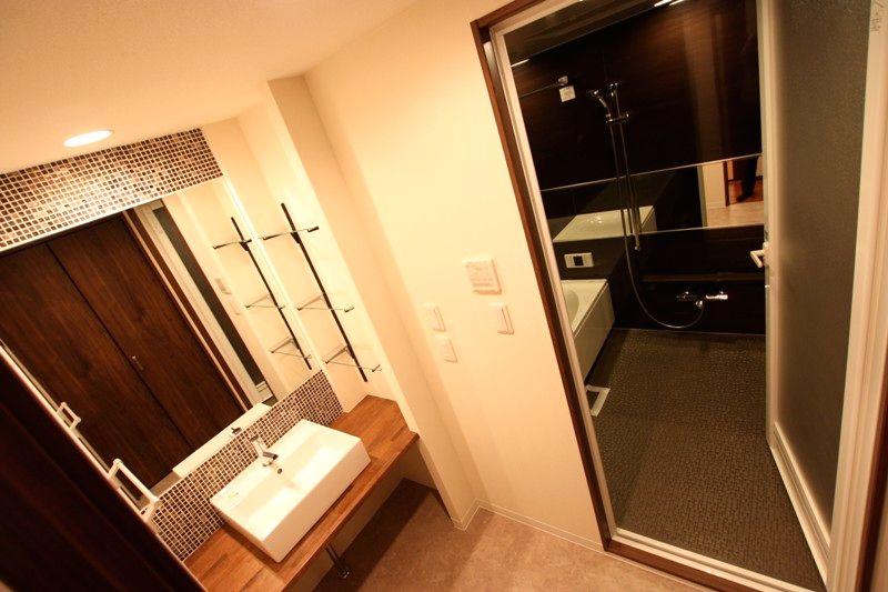 Wash basin, toilet. Stylish wash basin