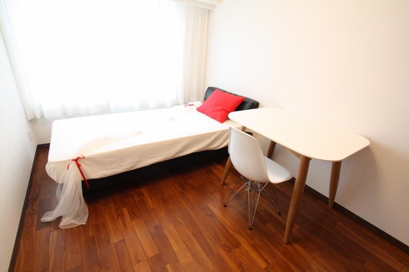 Non-living room. Renovation of natural solid wood specification!