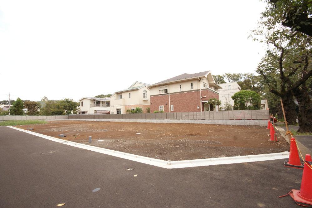 Local land photo. It seems kind of low-rise area, It is a cityscape with a calm. 