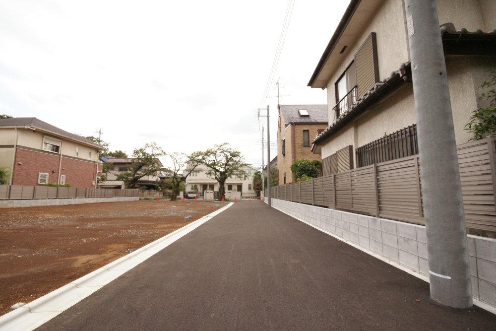 Local photos, including front road. It will be the new road. Road width is located 4.5m. 