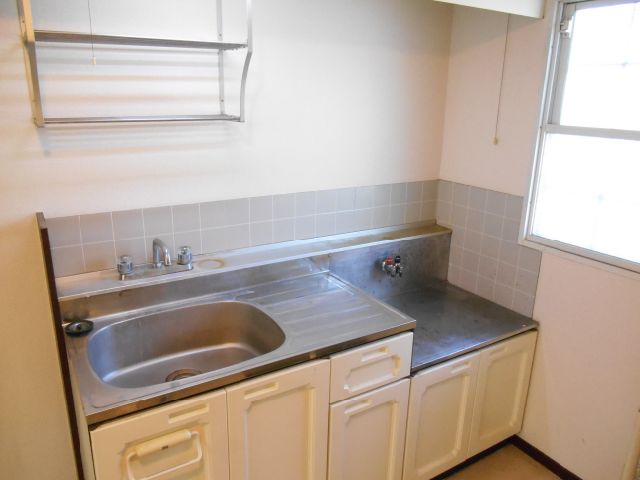 Kitchen. Gas stove is can be installed kitchen.