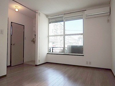 Living and room. Day good Western-style 5.5 Pledge