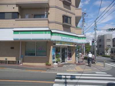 Convenience store. 450m to Family Mart (convenience store)