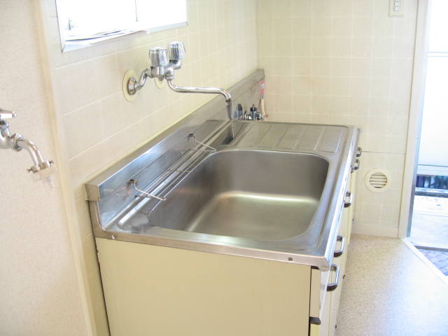 Kitchen. Two-burner stove can be installed