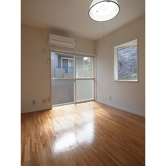 Living and room. Corner room ・ There bay window