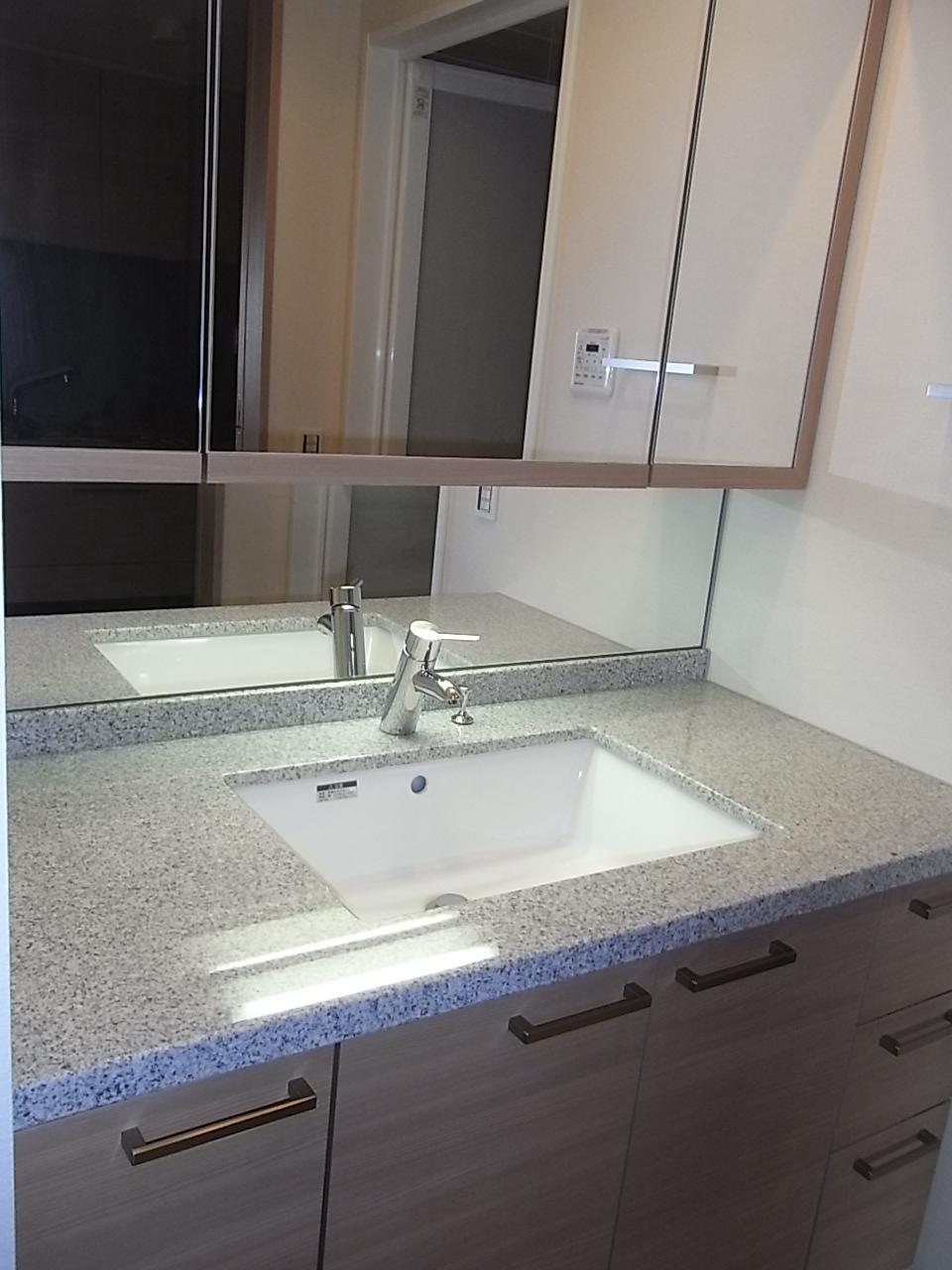 Wash basin, toilet. Wash basin