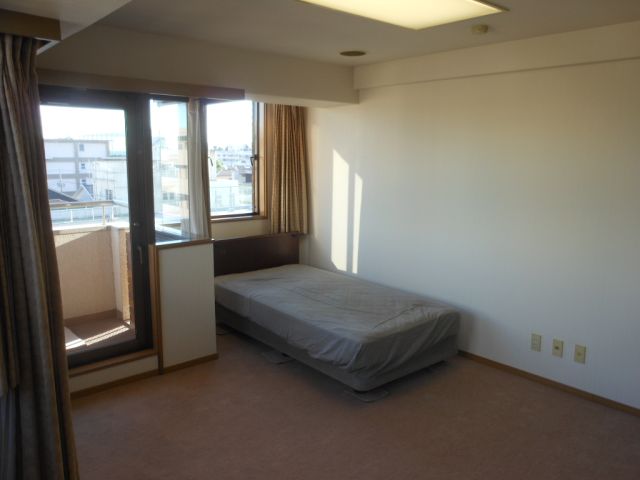 Living and room. Clean you wake up in the morning sun