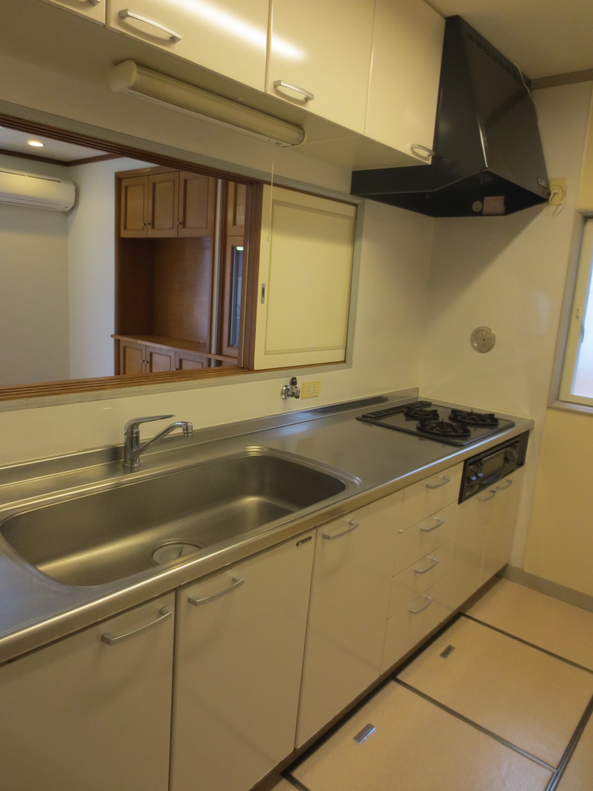 Kitchen. 3-neck gas stove