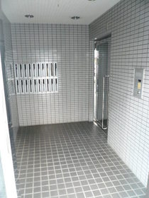 Entrance. Auto-lock with the entrance of the peace of mind